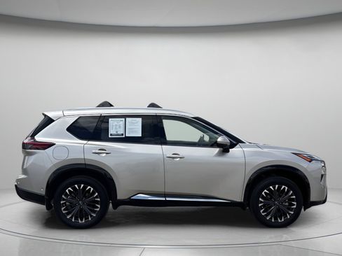 Used 2022 Nissan Rogue Platinum w/ Head-Up Display Package AWD/4WD image 2