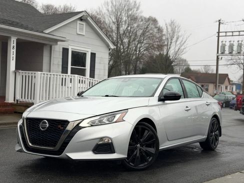 Used 2021 Nissan Altima 2.5 SR FWD image 2