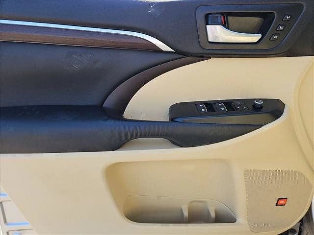 Used 2016 Toyota Highlander Limited w/ Driver Technology Package AWD/4WD image 10
