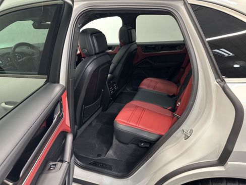Certified 2025 Porsche Cayenne Turbo AWD/4WD image 36