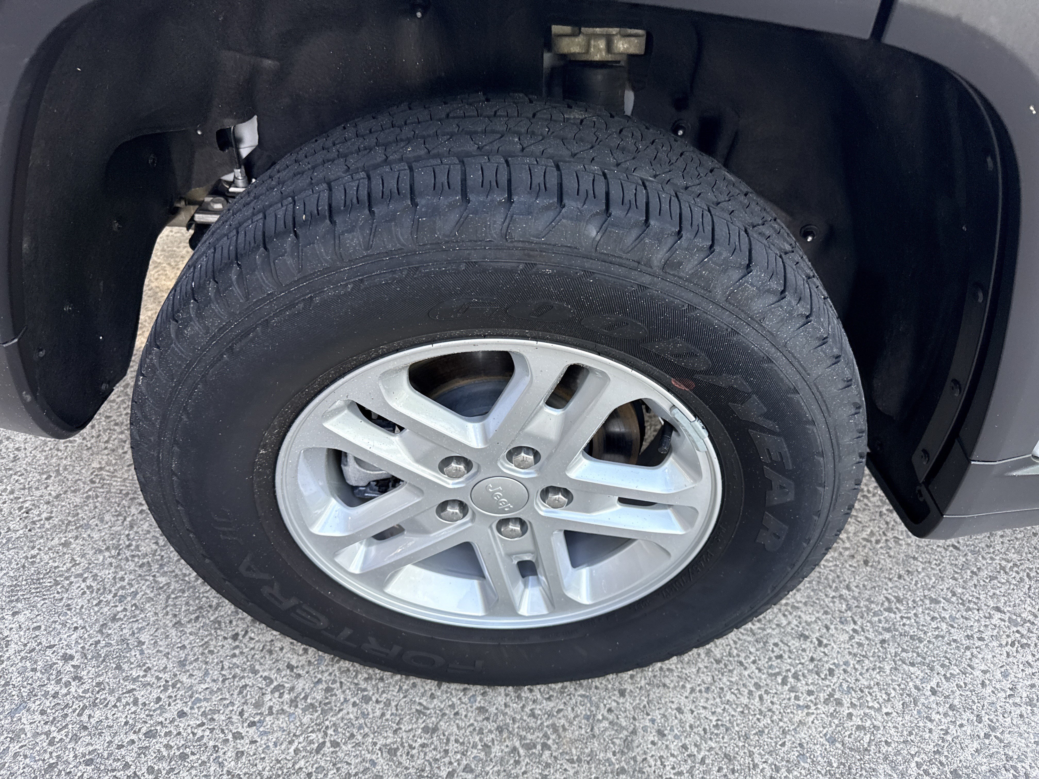 Used 2023 Jeep Grand Cherokee Laredo AWD/4WD image 17