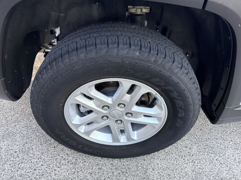Used 2023 Jeep Grand Cherokee Laredo AWD/4WD image 17