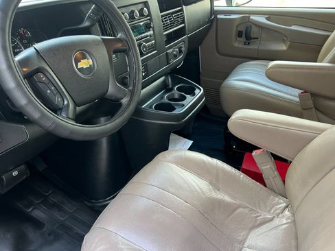 Used 2015 Chevrolet Express 4500 RWD image 11
