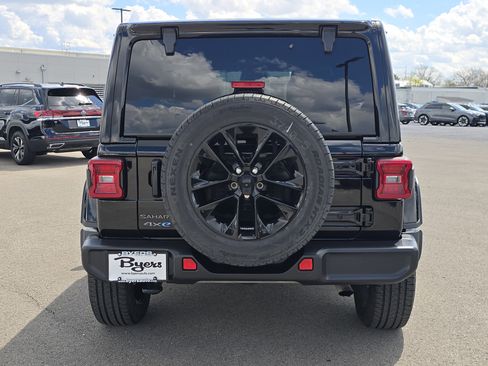 Used 2025 Jeep Wrangler Sahara image 6