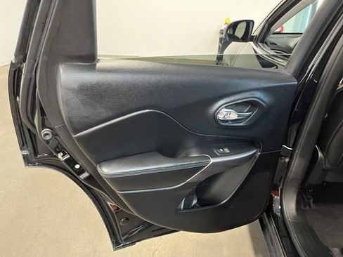 Used 2019 Jeep Cherokee Latitude Plus FWD image 19