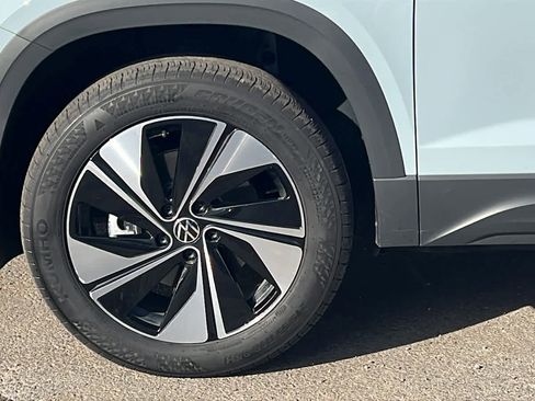 Used 2025 Volkswagen Taos SE w/ Panoramic Sunroof Package image 9