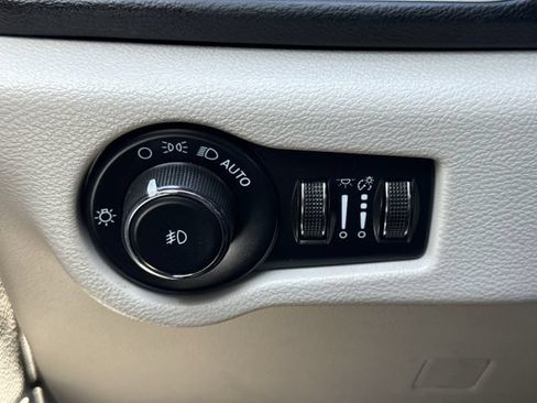 Used 2023 Chrysler Pacifica Touring-L FWD image 21