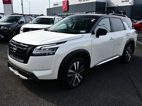 Certified 2024 Nissan Pathfinder Platinum AWD/4WD image 4