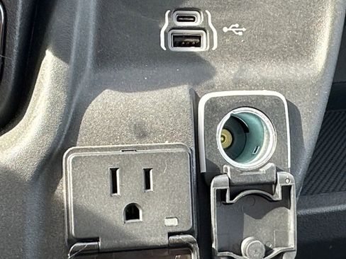 Used 2025 RAM ProMaster 2500 w/ Convenience Group image 24