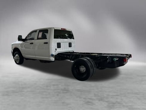 Used 2025 RAM 3500 Tradesman w/ Chrome Appearance Group RWD image 4