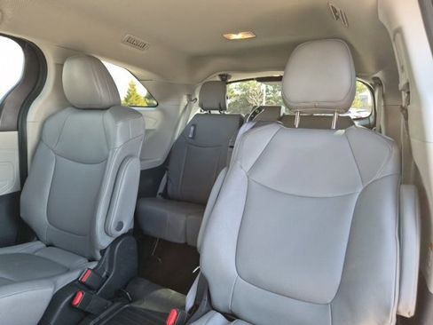 Used 2023 Toyota Sienna XLE image 28