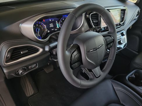 New 2026 Chrysler Pacifica Select FWD image 17