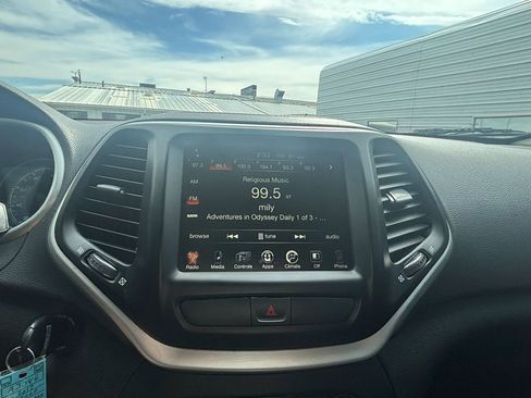 Used 2017 Jeep Cherokee Trailhawk AWD/4WD image 14