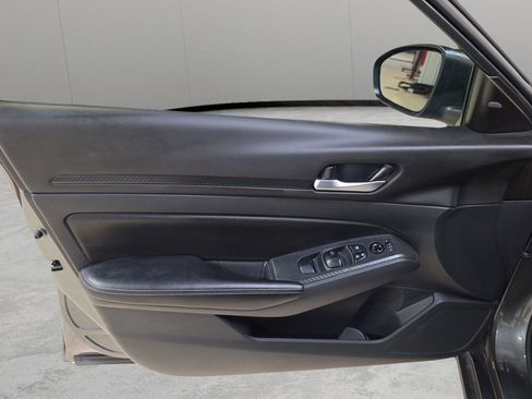 Used 2025 Nissan Altima 2.5 SV FWD image 12