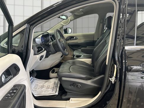 Used 2024 Chrysler Pacifica Touring-L AWD/4WD image 9