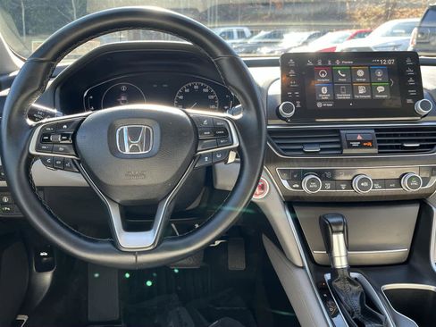 Used 2018 Honda Accord Touring image 19