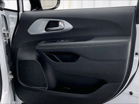 Used 2025 Chrysler Pacifica Limited FWD image 22