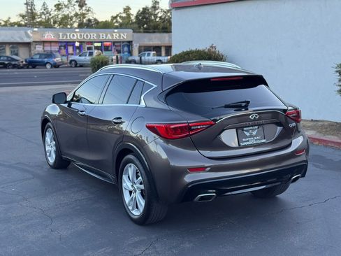 Used 2017 INFINITI QX30 Premium w/ Cargo Package FWD image 4