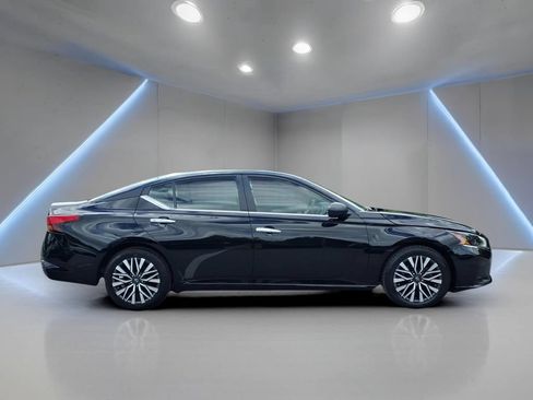 Used 2024 Nissan Altima 2.5 SV FWD image 6