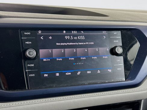 Used 2024 Volkswagen Taos SE image 19