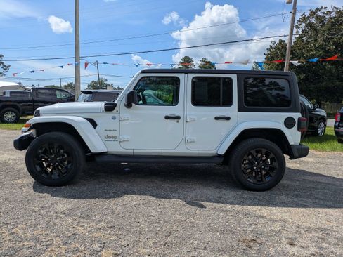 Used 2023 Jeep Wrangler Unlimited Sahara AWD/4WD image 7