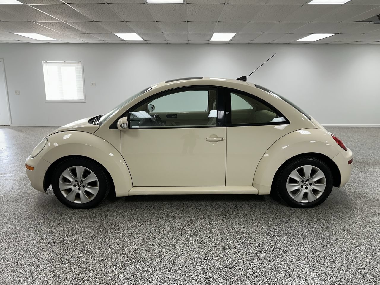 Used 2009 Volkswagen Beetle S FWD image 5