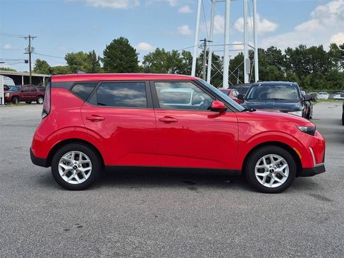 Used 2023 Kia Soul LX w/ LX Technology Package FWD image 2