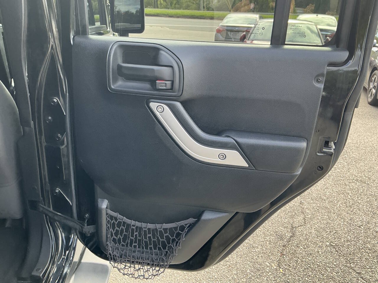 Used 2016 Jeep Wrangler Unlimited Sahara w/ Connectivity Group AWD/4WD image 27