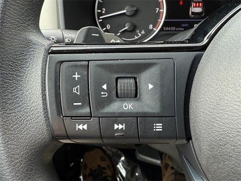 Used 2023 Nissan Rogue SV image 16