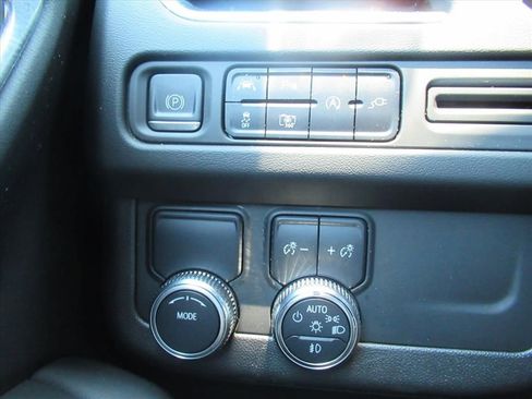 Used 2022 GMC Yukon SLT w/ SLT Luxury Package RWD image 21