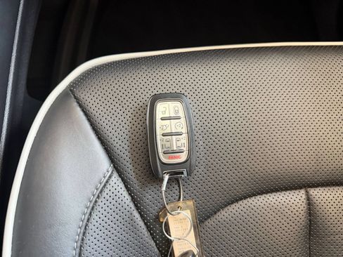 Used 2025 Chrysler Pacifica Limited FWD image 18