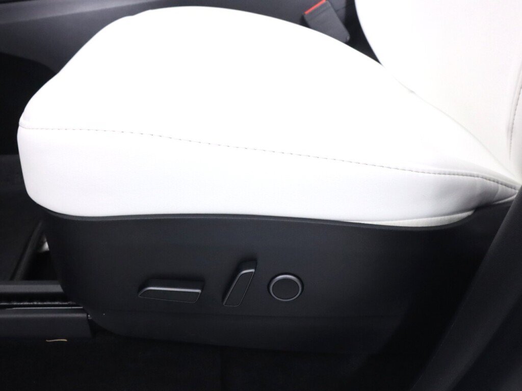 Used 2021 Tesla Model Y Long Range AWD/4WD image 29
