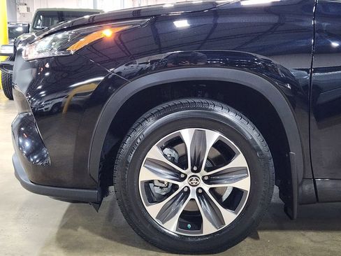 Used 2022 Toyota Highlander XLE FWD image 5