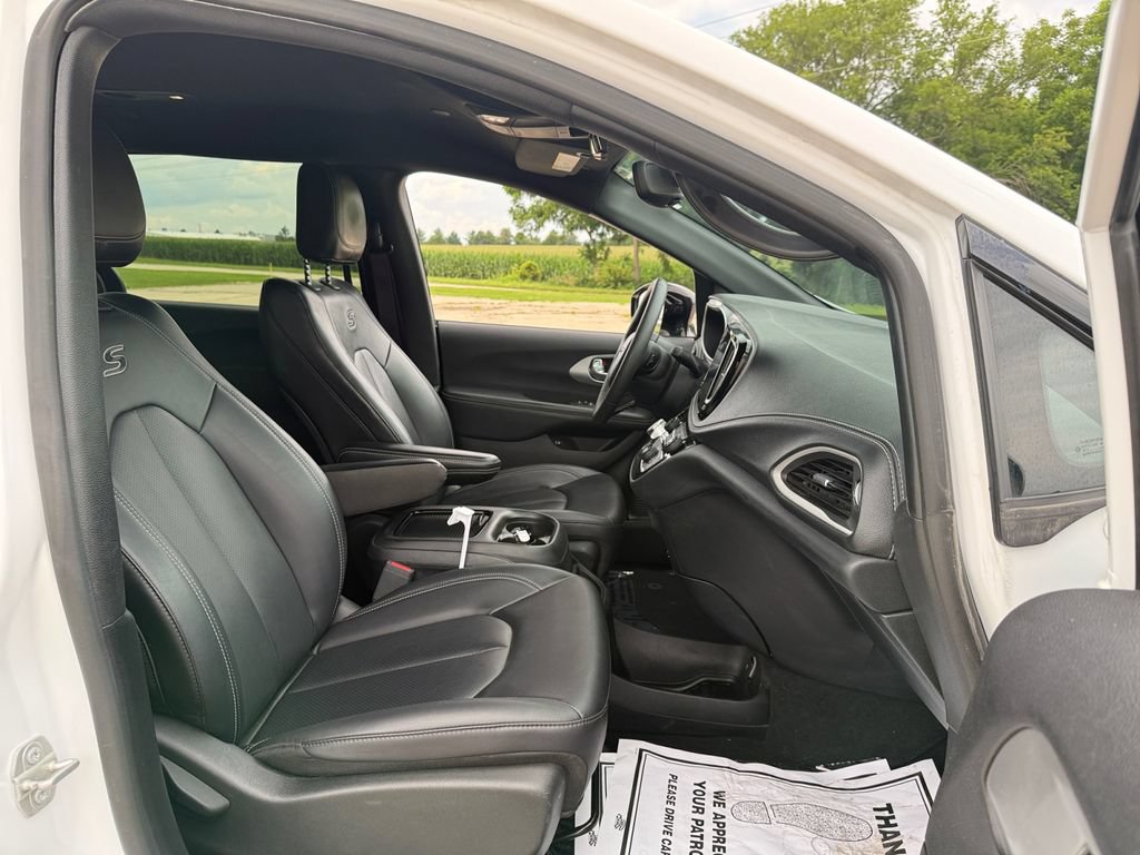 Used 2024 Chrysler Pacifica Limited FWD image 43