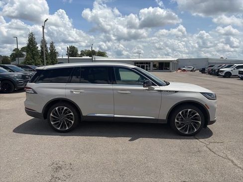 Used 2025 Lincoln Aviator Reserve w/ Equipment Group 201A AWD/4WD image 7