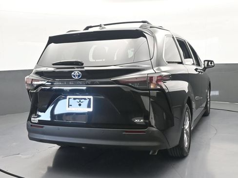 Used 2025 Toyota Sienna XLE w/ XLE Plus Package FWD image 5