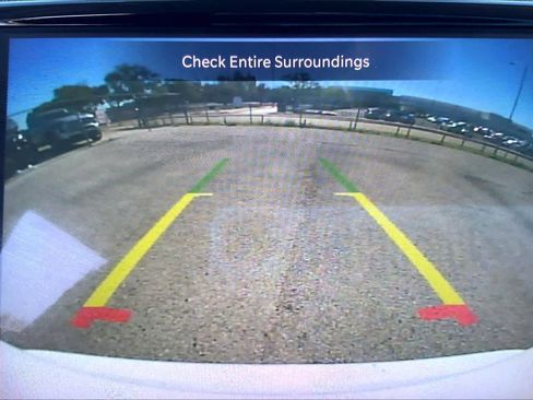 Used 2023 Chrysler Pacifica Touring-L image 25