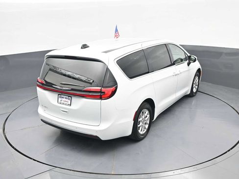 Used 2023 Chrysler Pacifica Touring-L FWD image 30