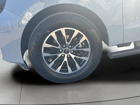 Certified 2025 Ford Expedition Platinum image 2