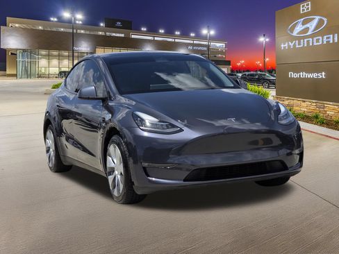 Used 2023 Tesla Model Y Long Range AWD/4WD image 3