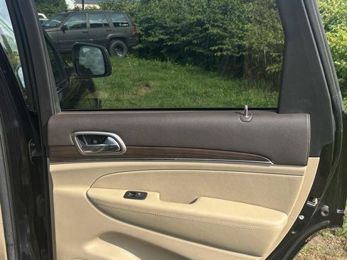 Used 2014 Jeep Grand Cherokee Overland w/ Advanced Technology Group AWD/4WD image 23