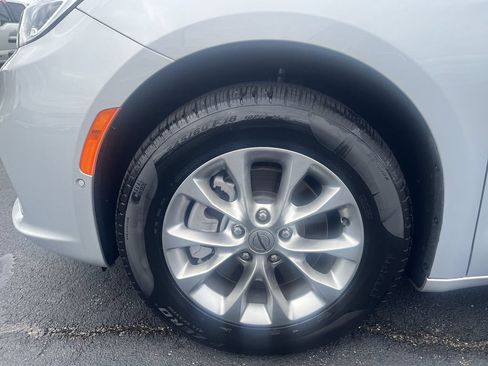 Used 2023 Chrysler Pacifica Touring-L AWD/4WD image 16
