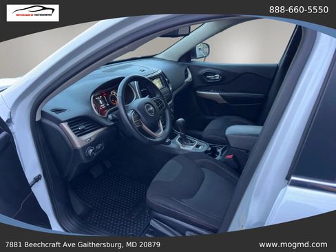 Used 2017 Jeep Cherokee Latitude w/ Cold Weather Group AWD/4WD image 7