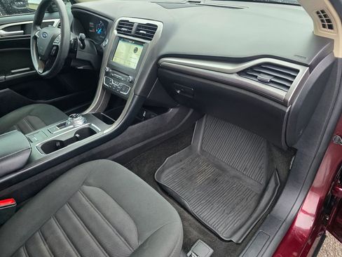 Used 2018 Ford Fusion SE w/ Fusion SE Technology Package image 21