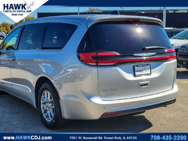 Used 2024 Chrysler Pacifica Touring-L FWD image 6