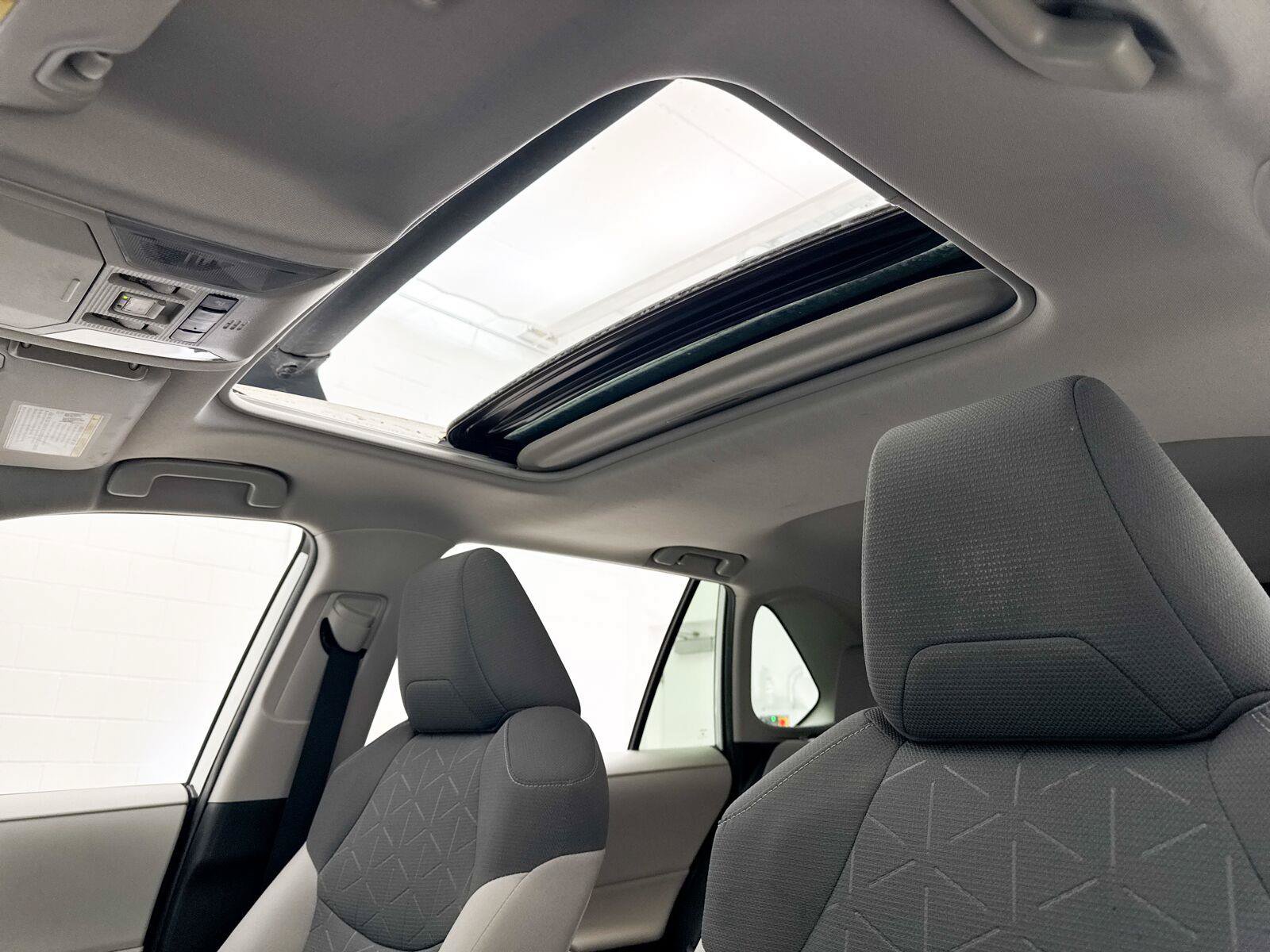 Used 2020 Toyota RAV4 XLE w/ Convenience Package FWD image 3