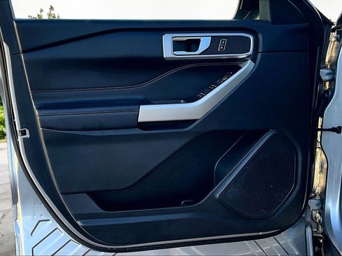 Used 2021 Ford Explorer XLT image 23