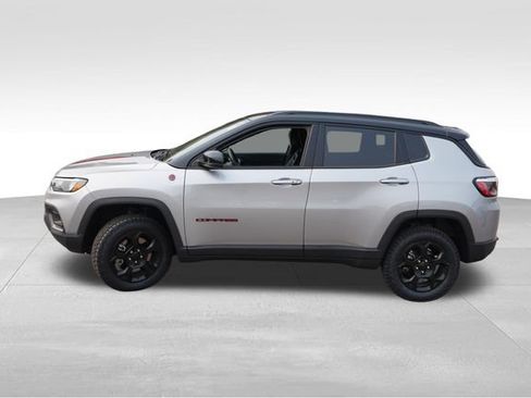 Used 2023 Jeep Compass Trailhawk w/ Trailhawk Convenience Group AWD/4WD image 9