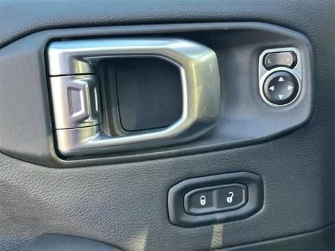 Used 2024 Jeep Wrangler Sahara image 21