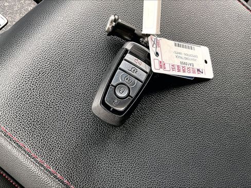 Used 2024 Ford Expedition Limited image 12